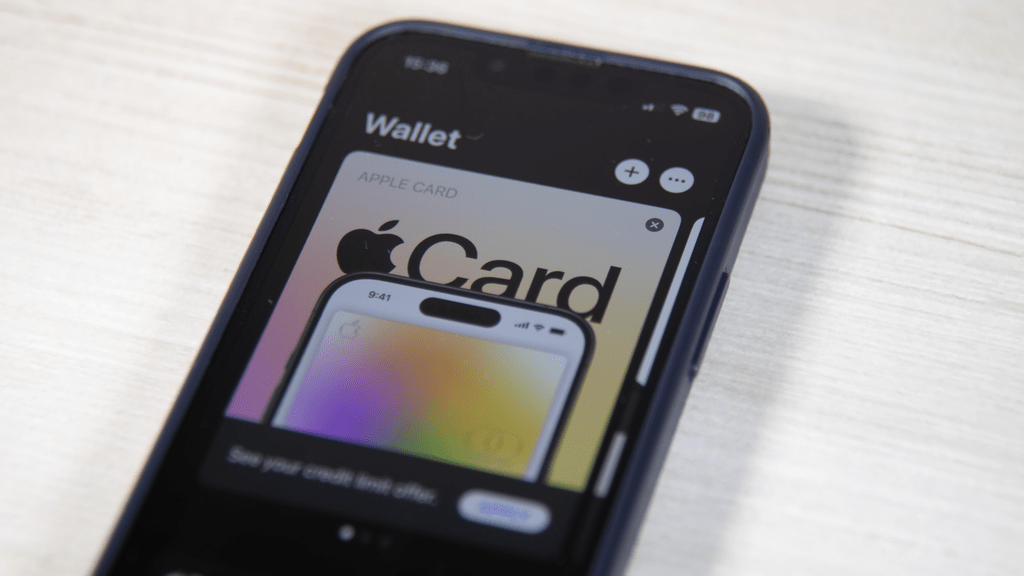 SMS vs. Email: How Dispensaries Notify You About Birthday Gifts